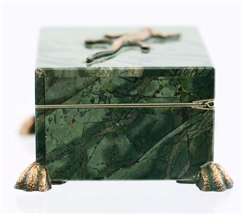 Serpentine stone trinket box with lizard handle in bronze round 